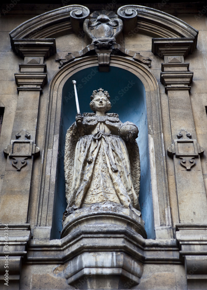 Obraz premium Elizabeth I Statue at St Dunstan-in-the-West Church