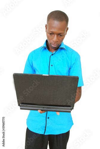 jeune homme et l'ordinateur 4