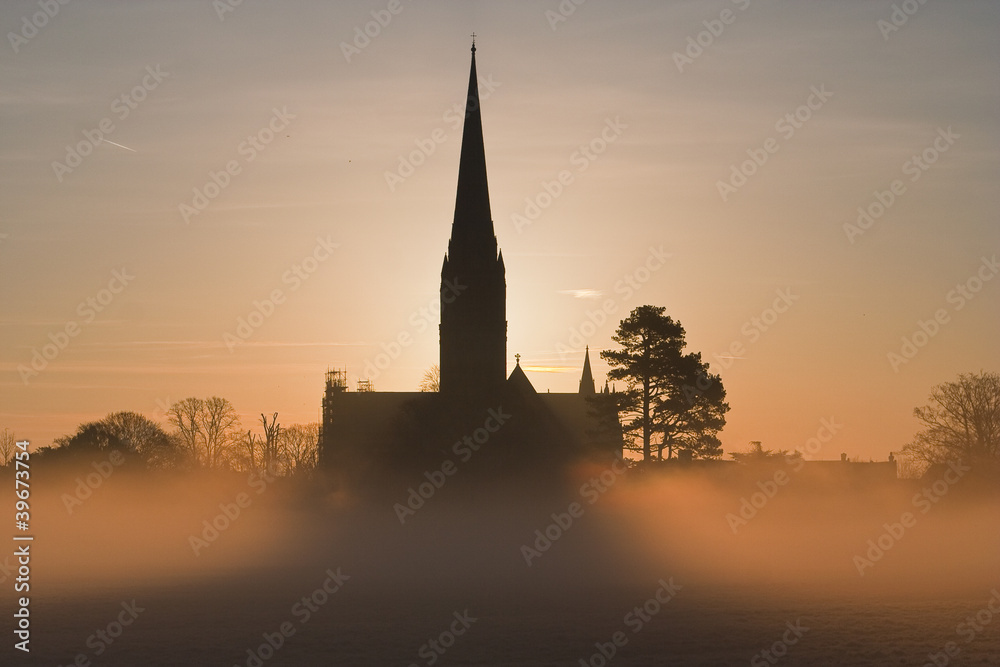 Obraz premium Salisbury cathedral on a misty morning