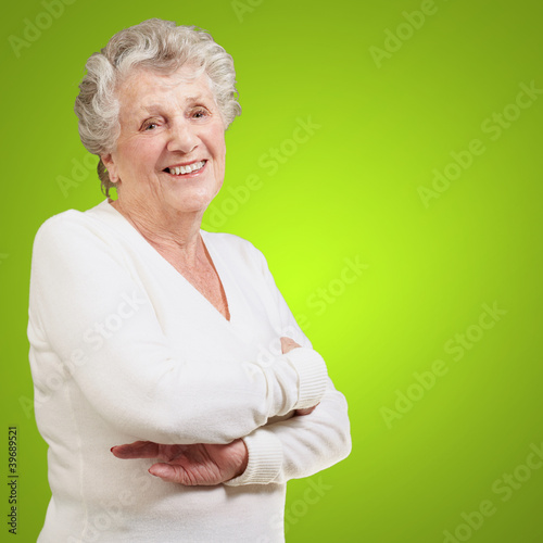Cuadro en lienzo portrait of senior woman smiling over green background