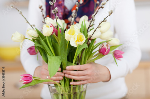 Cuadro en lienzo frau arrangiert einen strauß tulpen