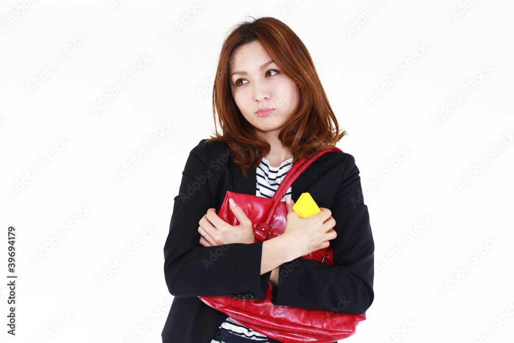 Fototapeta premium ショルダーバッグを持ち不機嫌なオフィスレディー