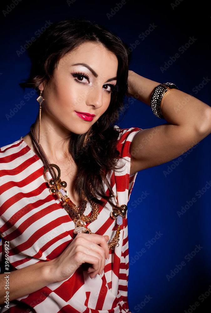 Naklejka premium Beautiful woman in retro dress with golden jewelry