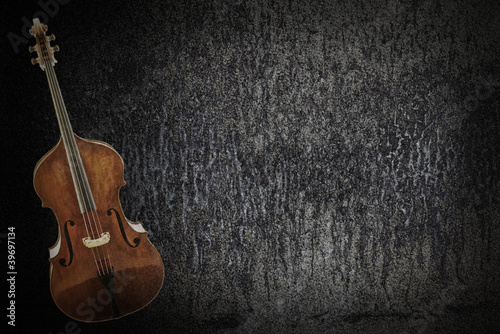 Old violin on grunge background © kongsky