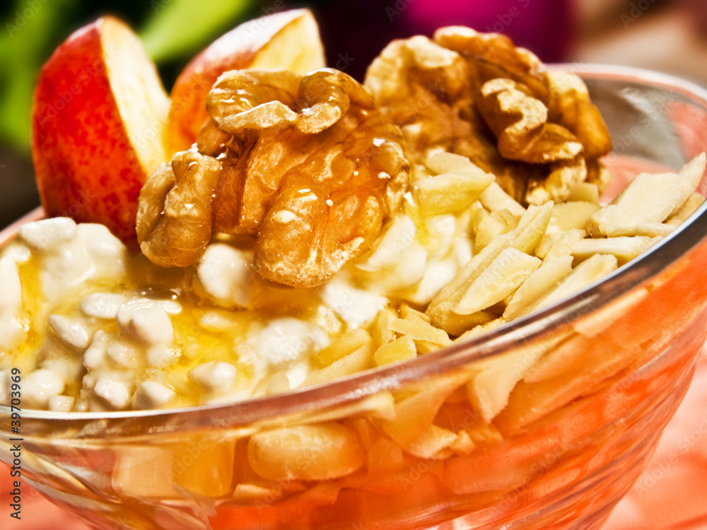 Obst, Hüttenkäse und Nüsse mit Honig Obst, Hüttenkäse und Nüsse mit Honig