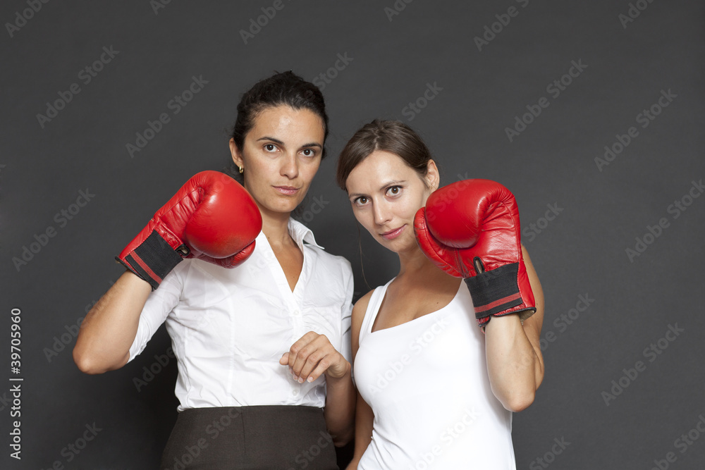 Frauen mit roten Boxhandschuhen schauein in die Kamera Frauen mit roten Boxhandschuhen schauein in die Kamera