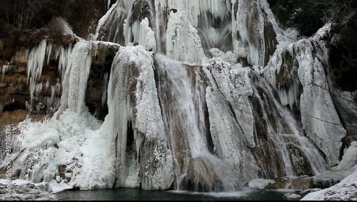 cascade de glace et d'eau photo