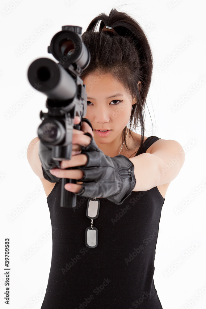 Mujer asiatica apuntando con un arma de fuego Mujer asiatica apuntando con un arma de fuego