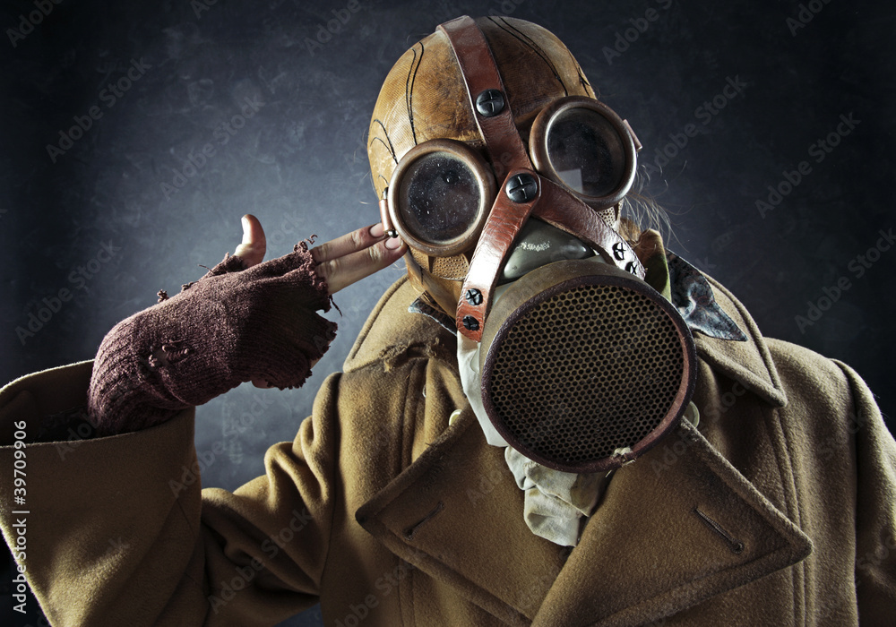 man in gas mask pointing hand gun at his own head foto de Stock | Adobe  Stock