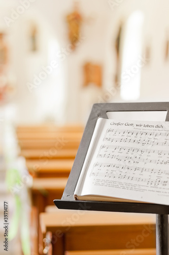 Notenständer mit Choralbuch