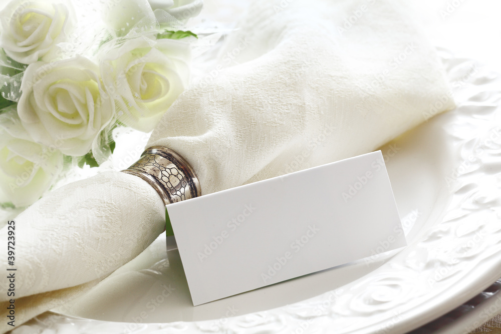 Foto Elegant White Place Setting With Card