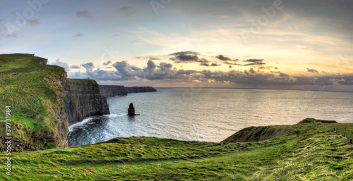 Tela Panoramic view of Cliffs of Moher at sunset in Ireland.