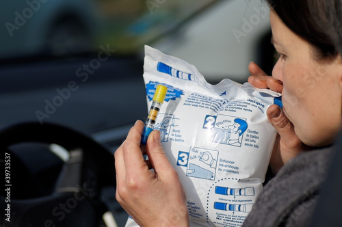 éthylotest et femme au volant 1 photo