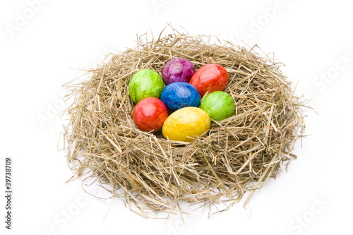 Bunte Eier im Nest