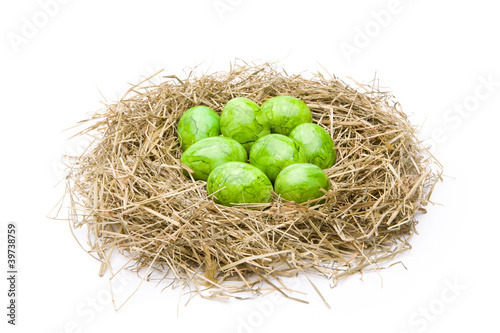 Grüne Ostereier im Nest