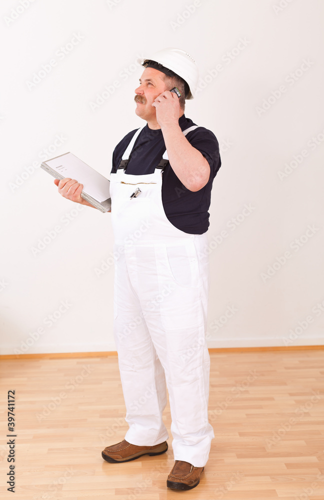 Handwerker telefoniert