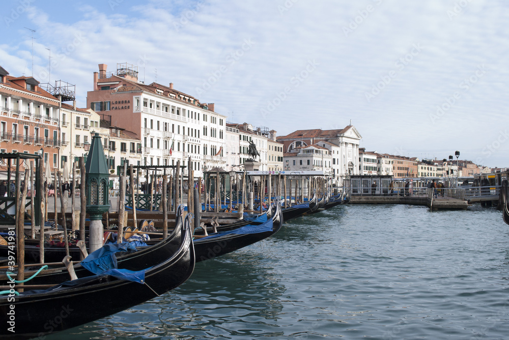Стоянка гондол в Венеции