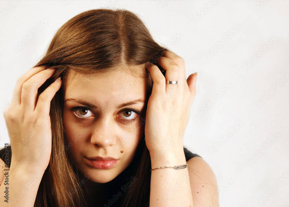Junge Frau streicht sich die Haare zur Seite Junge Frau streicht sich die Haare zur Seite