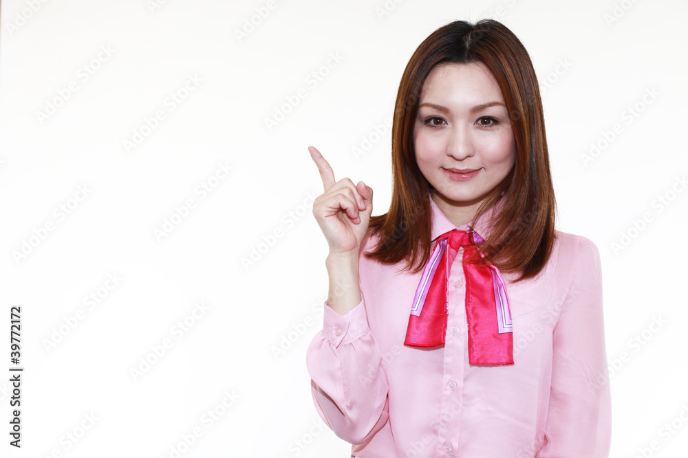 指差すオフィスレディー