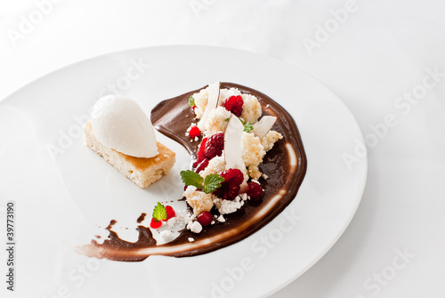 mandel financier | schokoladenpudding | himbeer | kokoseis