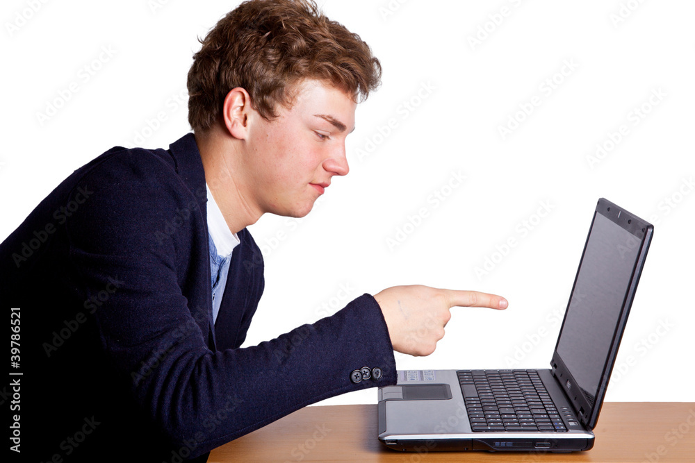 Junger Mann zeigt mit Finger auf Laptop Junger Mann zeigt mit Finger auf Laptop