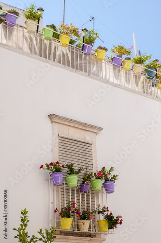 Terrazzo fiorito e vasi colorati