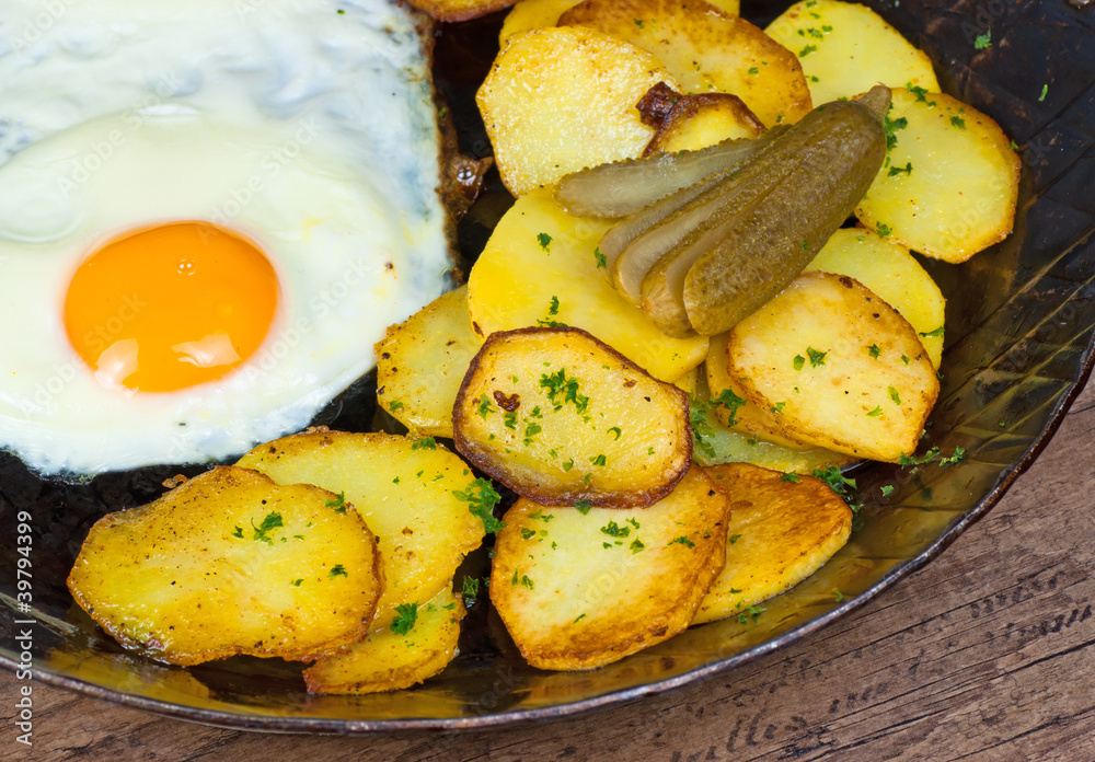 Bratkartoffeln mit Spiegelei Stock-Foto | Adobe Stock Bratkartoffeln mit Spiegelei Stock-Foto | Adobe Stock