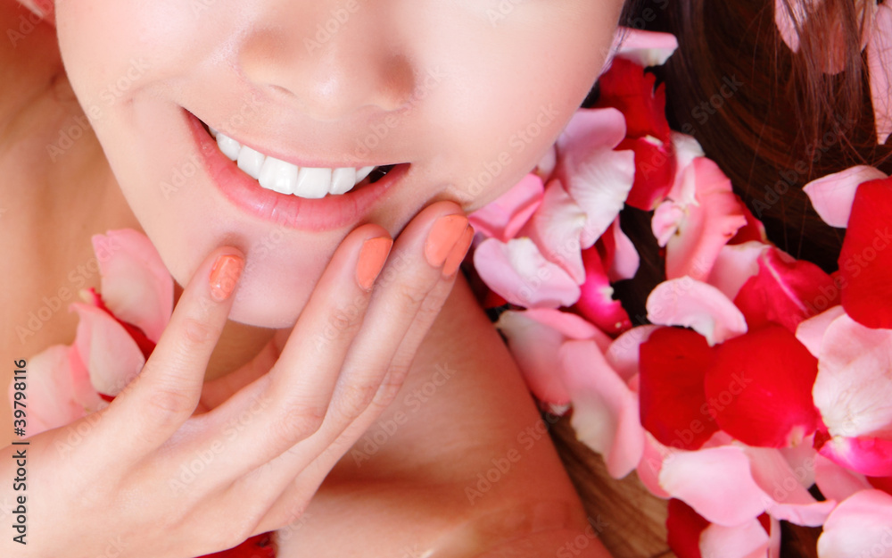 Fototapeta premium woman beautiful lips with pink and red roses