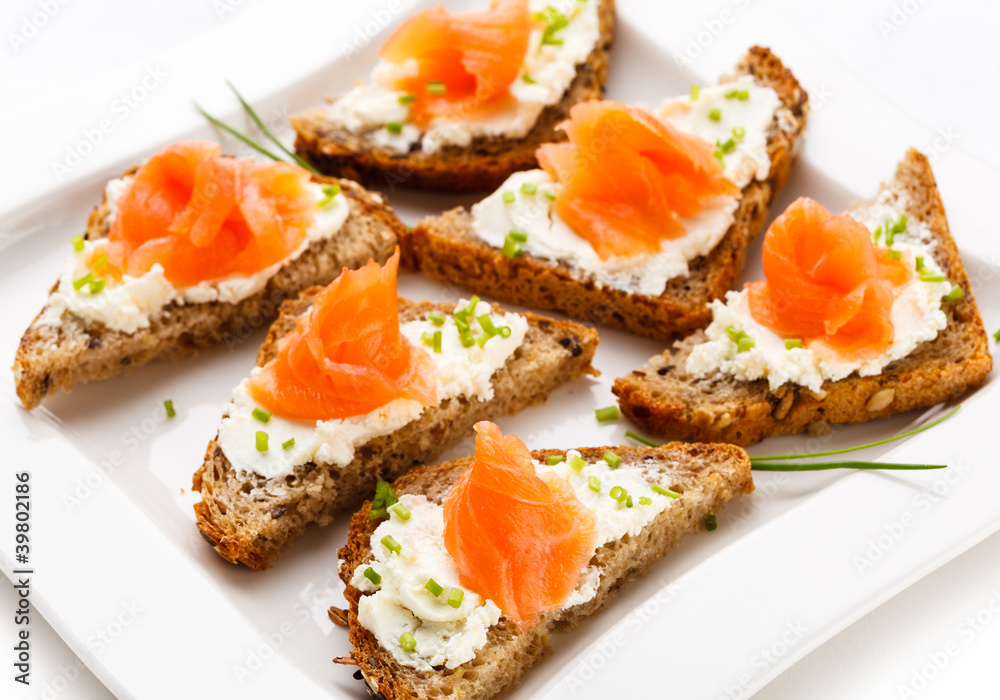 Bread with smoked salmon and cream cheese