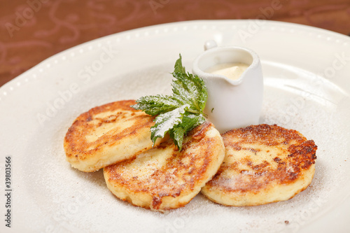 Cheese pancakes with sour cream