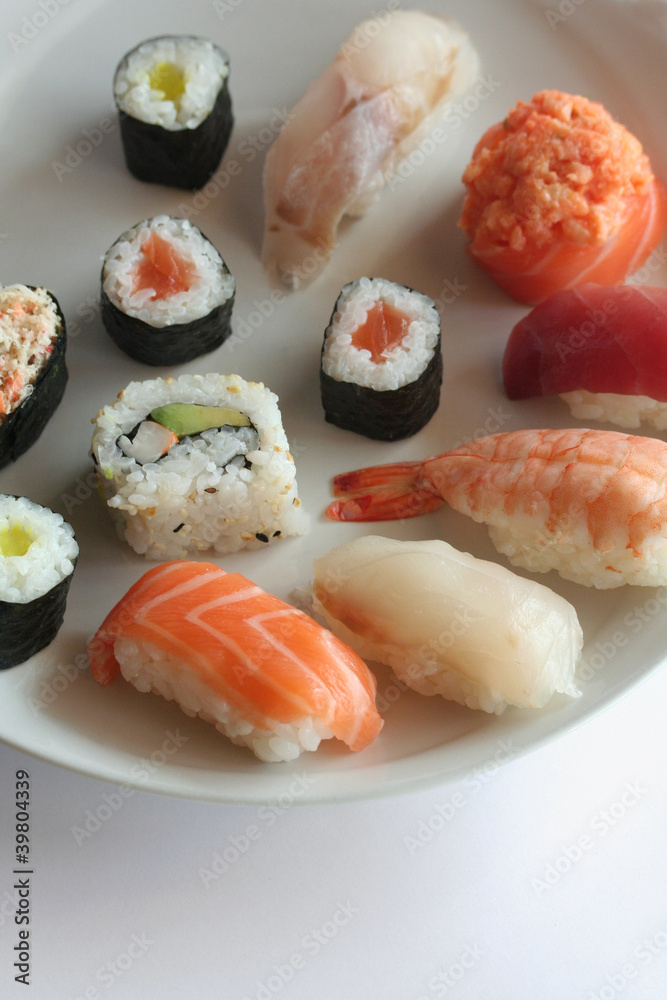 piatto di sushi misto piatto di sushi misto