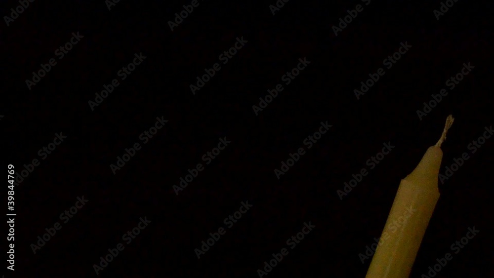 Kerze wird angezündet und wandert durch das Bild Kerze wird angezündet und wandert durch das Bild