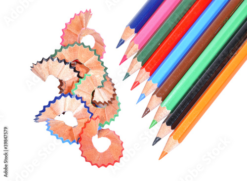 Lápices de colores afilados.