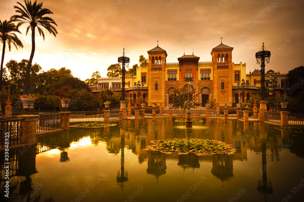 Obraz premium Pawilon Mudejar i staw o zachodzie słońca. Sewilla, Hiszpania