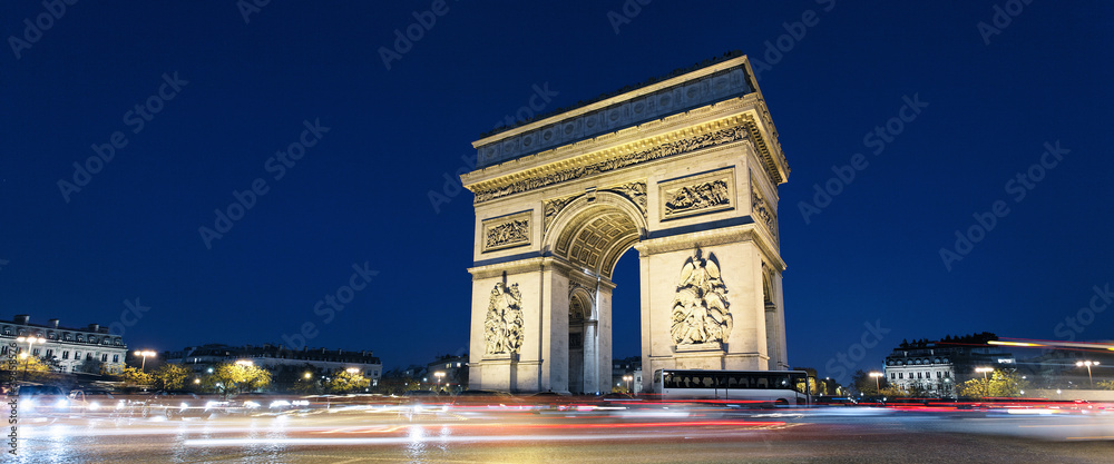 Naklejka premium Arc de Triomphe and car lights