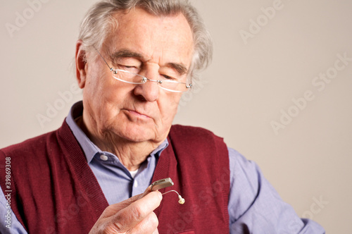 Fototapeta kuchenna Senior mit Hörgerät