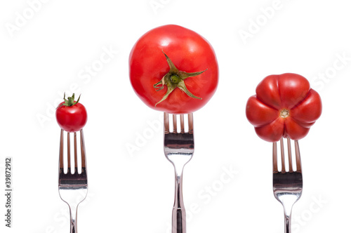 Drei rote Tomaten mit Gabel