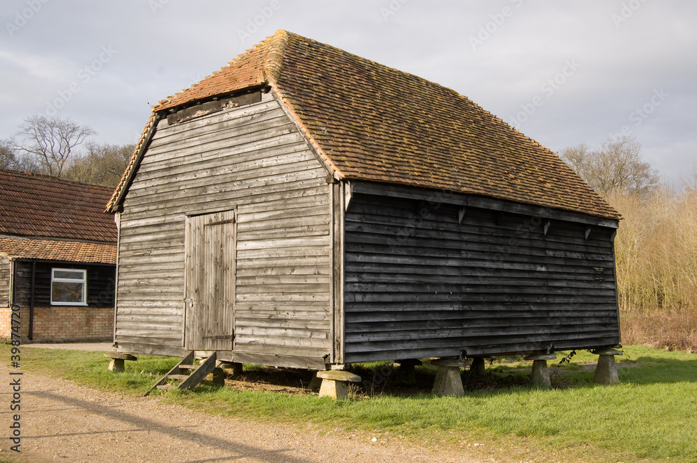 Obraz premium Historic Granary, Farm, Berkshire