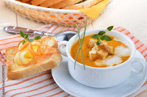 Frische Karottencremesuppe mit Croutons und Sahne photo