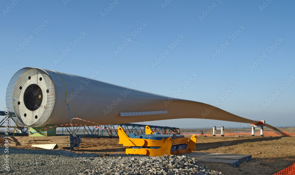 Détail avant montage d'une pale d'éolienne offshore foto de Stock — free download
