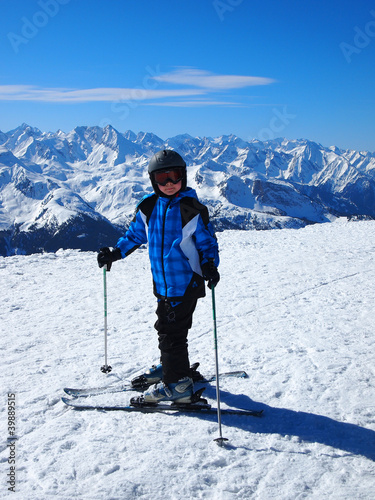 Kleiner Junge auf Skiern
