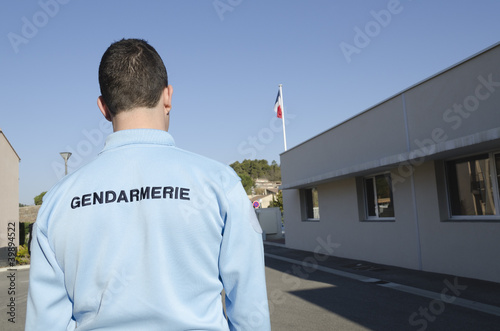 gendarme sortant de la gendarmerie photo
