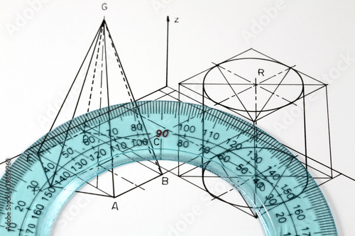 disegno di piramide e cilindro con goniometro