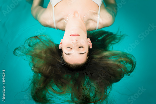 Foto Wellness - junge Frau beim Floaten oder Schweben im Wasser