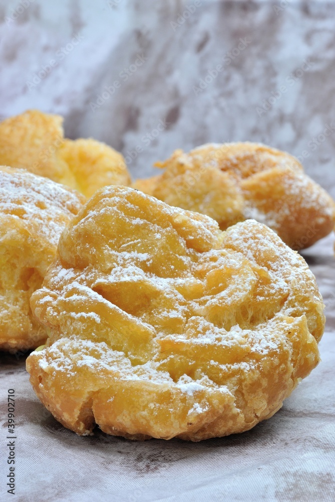 Bignè fritto ripieno di crema - Bignè di San Giuseppe