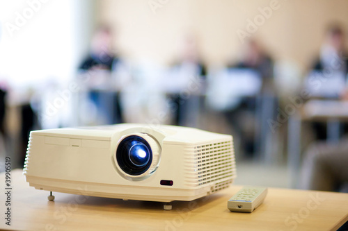 фотографія video projector in meeting room