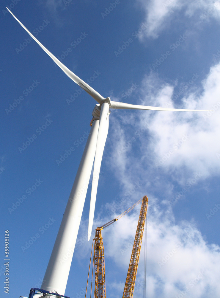 Fototapeta premium Prototype d'éolienne offshore en fin de construction