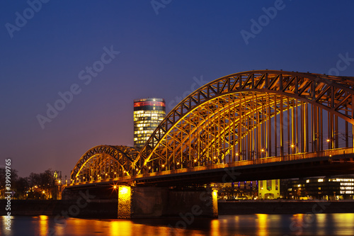 Hohenzollernbrücke in Köln bei Nacht © Christian Müller