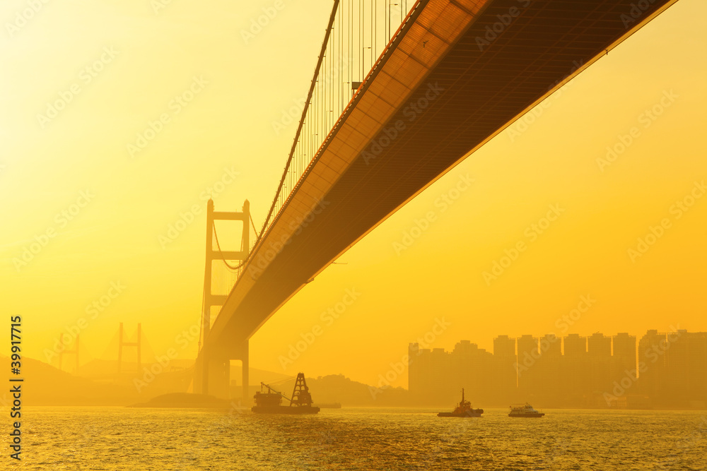 Obraz premium tsing ma bridge in sunset