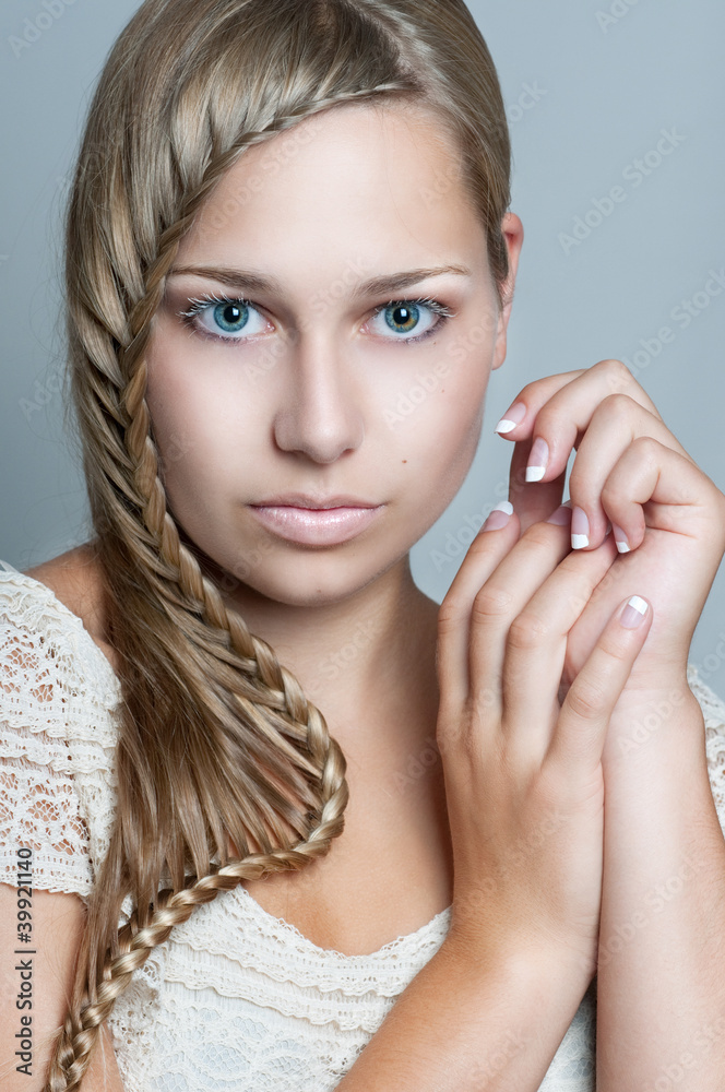 blauäugige junge frau mit langem geflochtenem Zopf StockFoto Adobe Stock